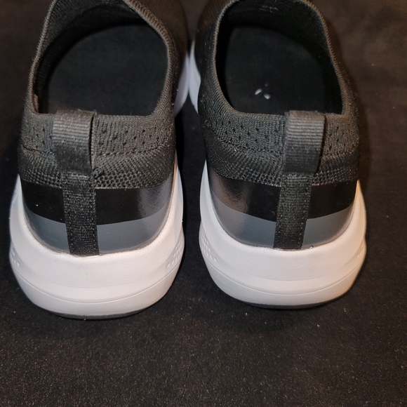 SKECHERS - Picture 3 of 5